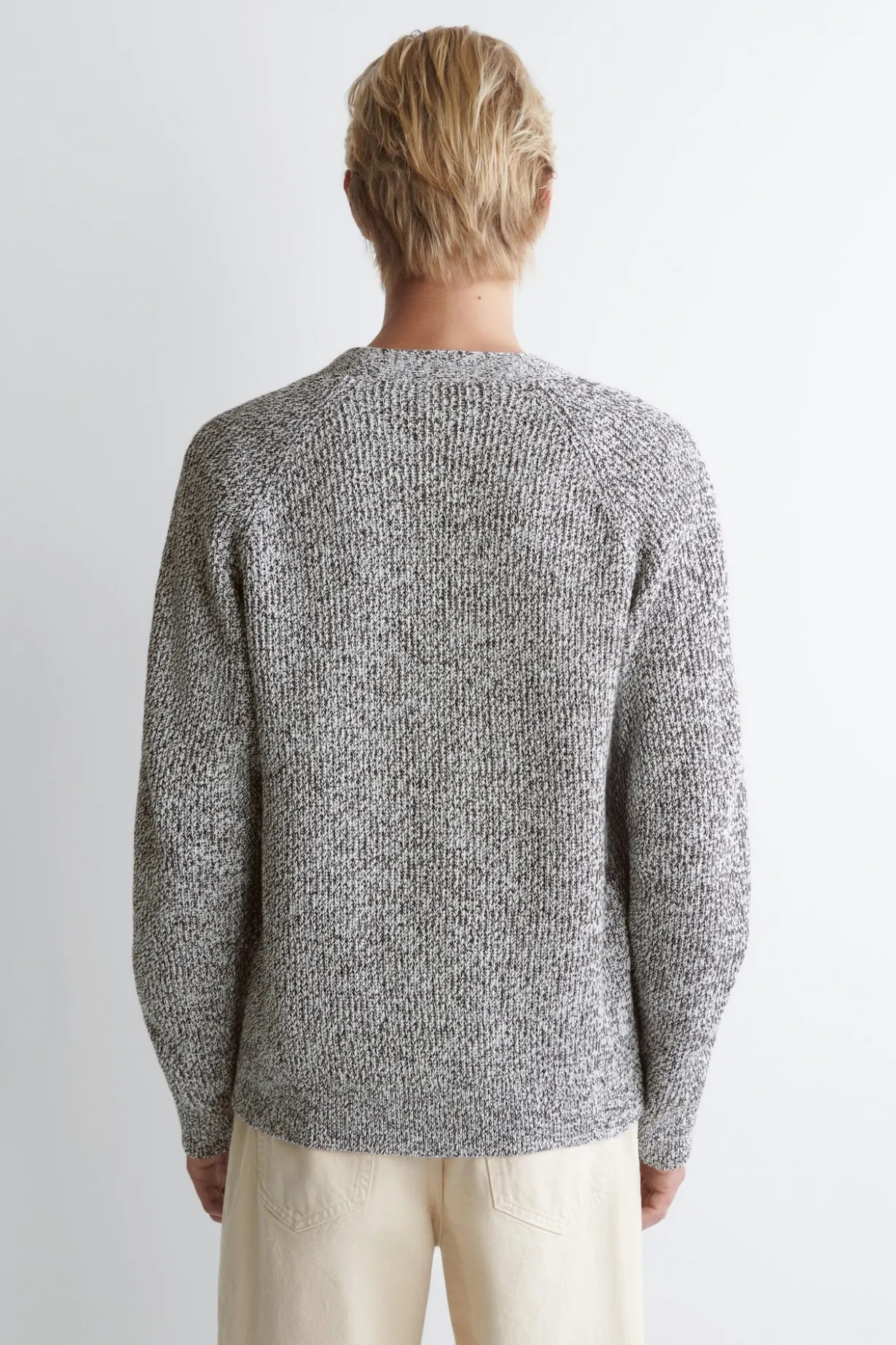 STRICKJACKE MIT REISSVERSCHLUSS UND V-AUSSCHNITT