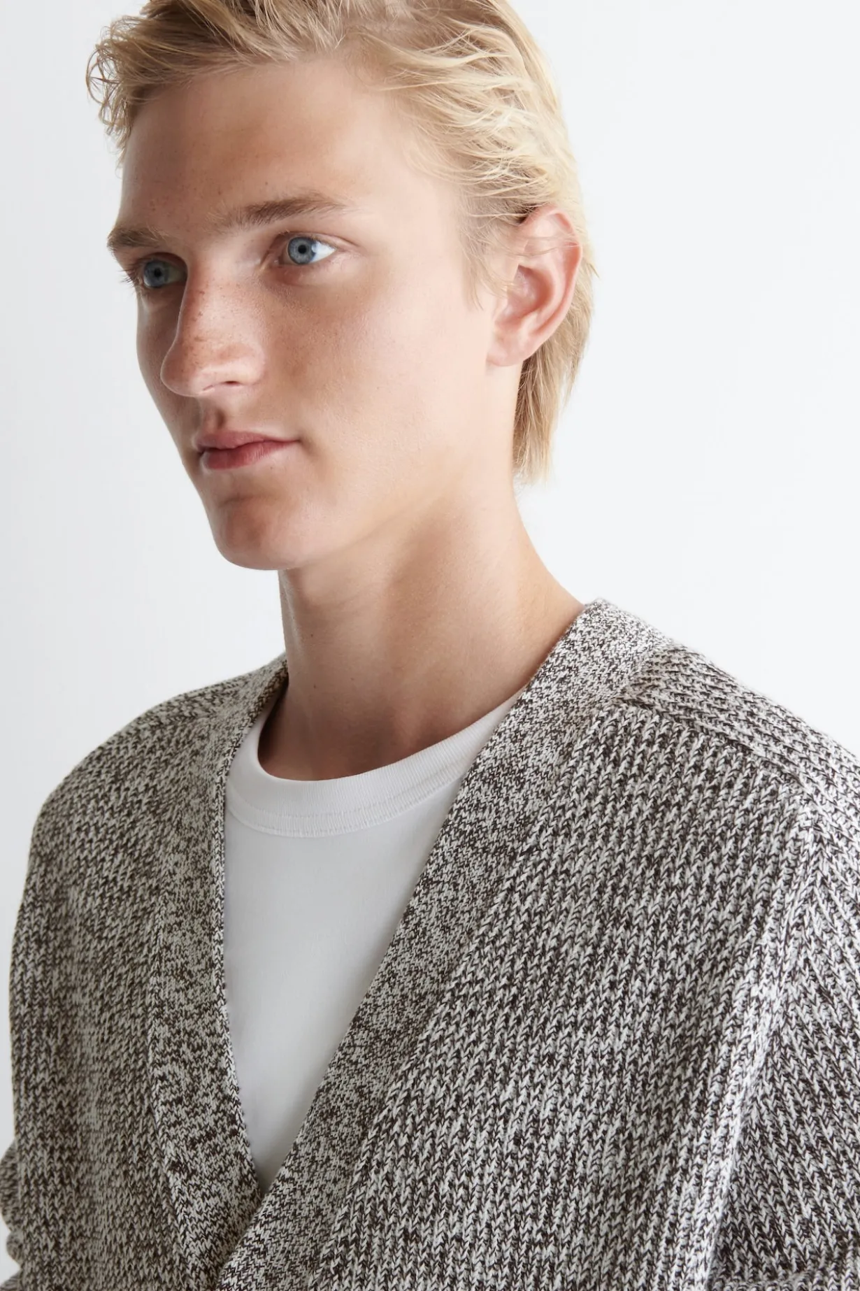 STRICKJACKE MIT REISSVERSCHLUSS UND V-AUSSCHNITT