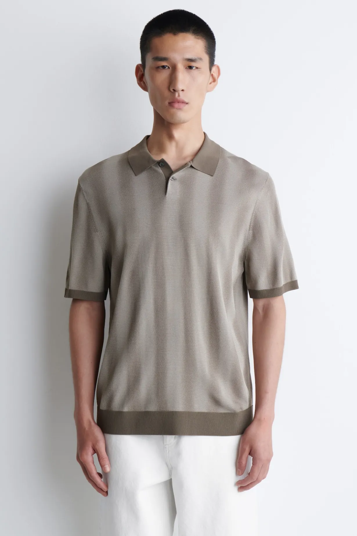 STRICK-POLOSHIRT MIT DIFFUSEN STREIFEN