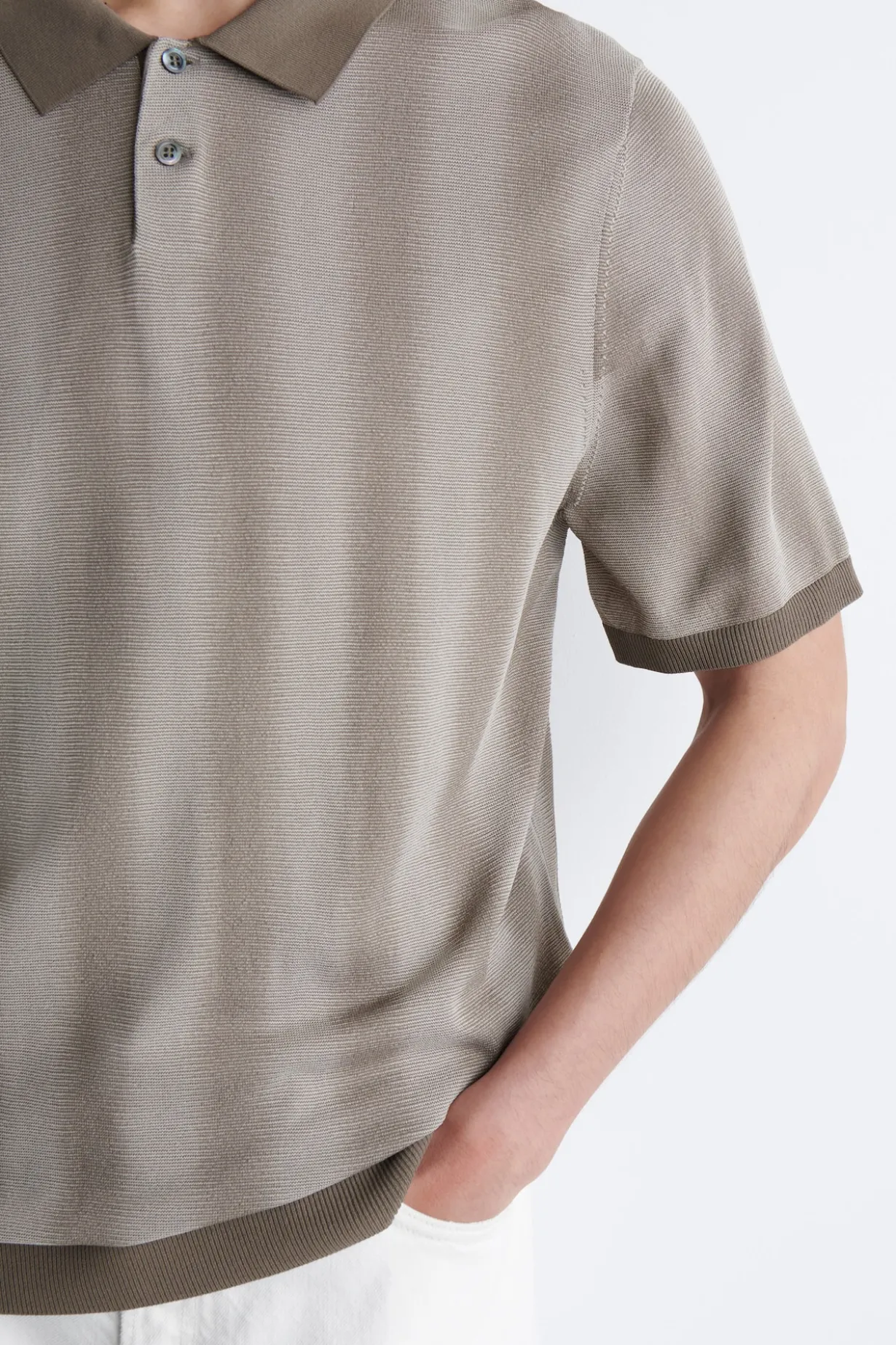 STRICK-POLOSHIRT MIT DIFFUSEN STREIFEN