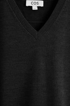 STRICKPULLUNDER AUS MERINOWOLLE MIT V-AUSSCHNITT