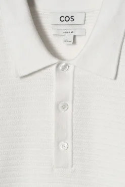 STRUKTURIERTES STRICK-POLOSHIRT AUS BAUMWOLLE