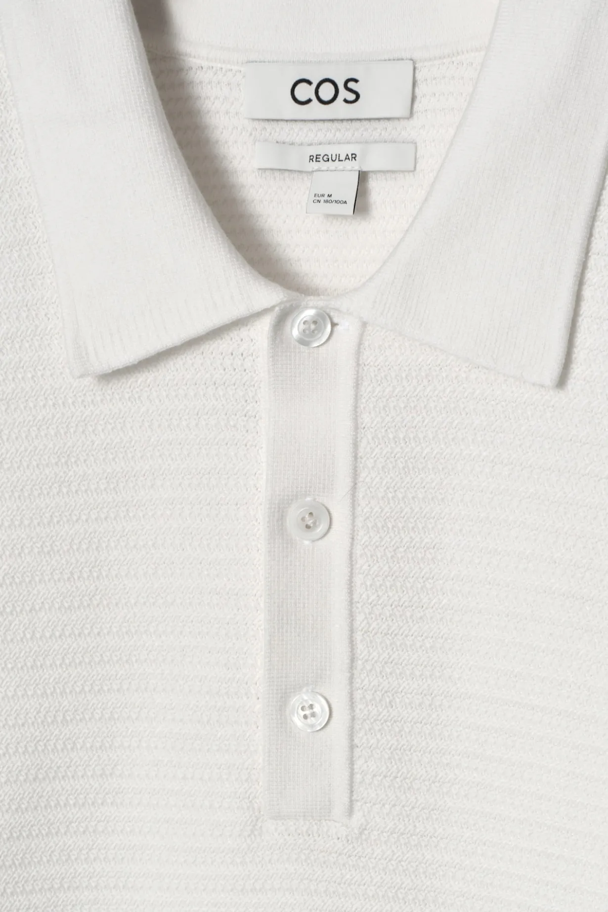 STRUKTURIERTES STRICK-POLOSHIRT AUS BAUMWOLLE