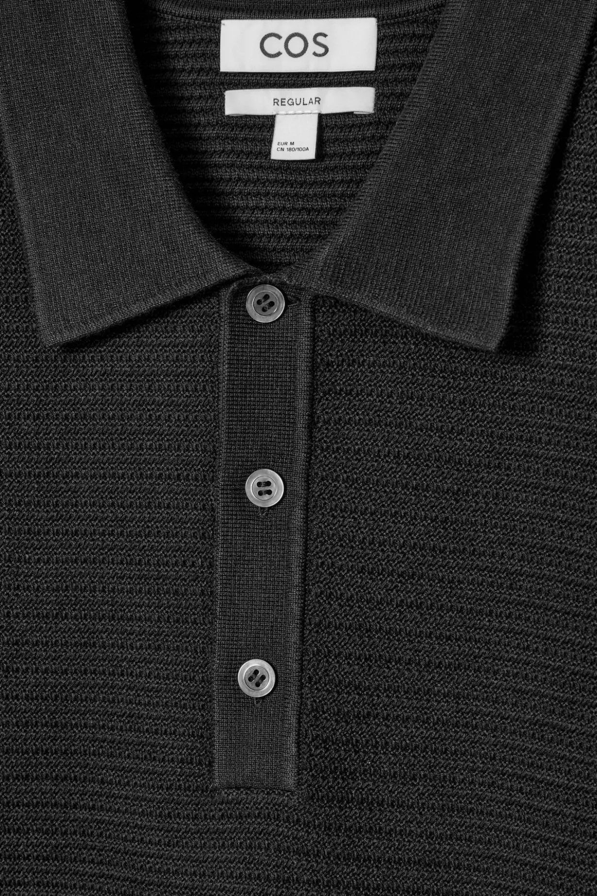STRUKTURIERTES STRICK-POLOSHIRT AUS BAUMWOLLE