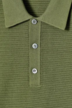 STRUKTURIERTES STRICK-POLOSHIRT AUS BAUMWOLLE