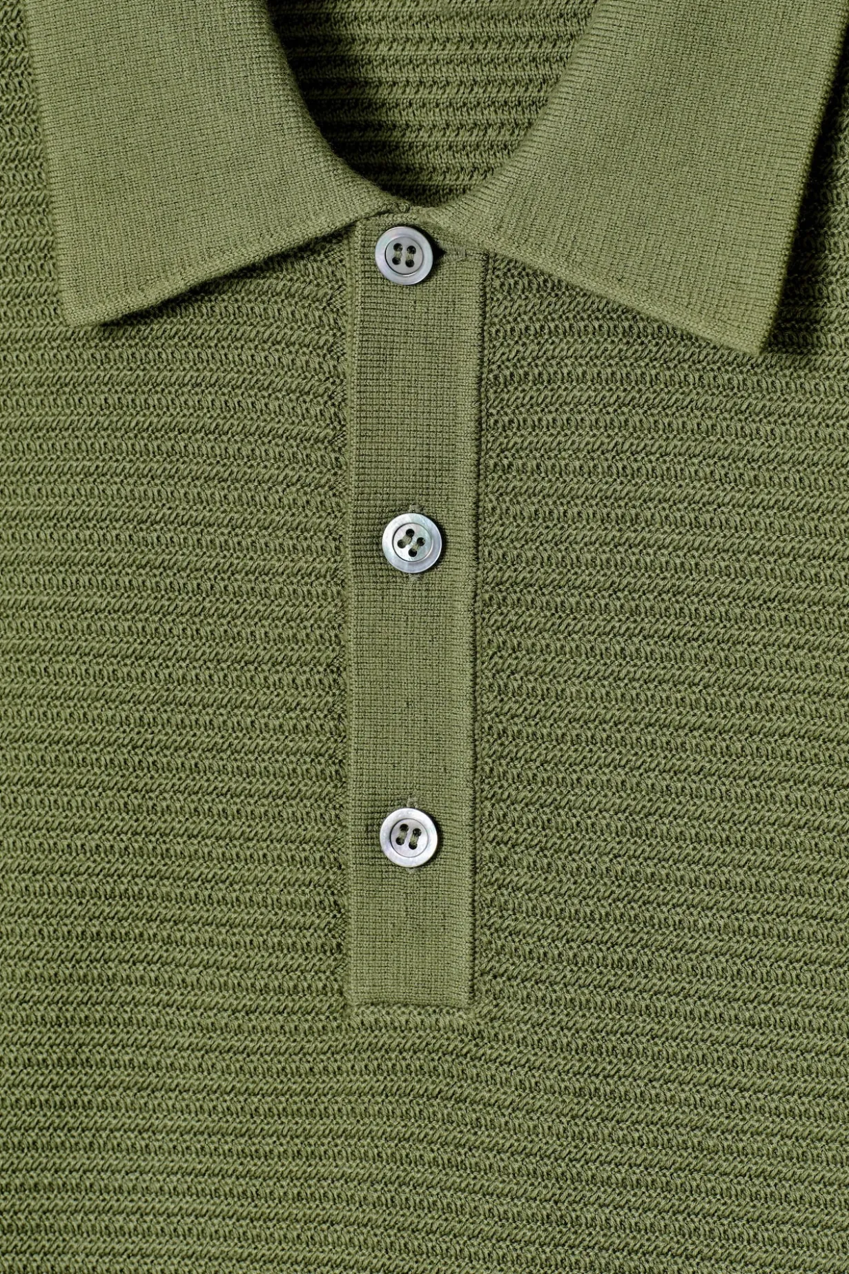 STRUKTURIERTES STRICK-POLOSHIRT AUS BAUMWOLLE