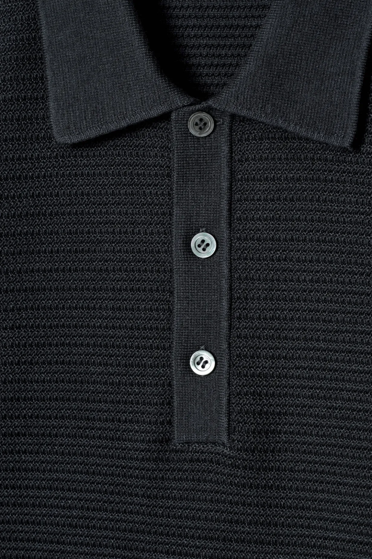 STRUKTURIERTES STRICK-POLOSHIRT AUS BAUMWOLLE