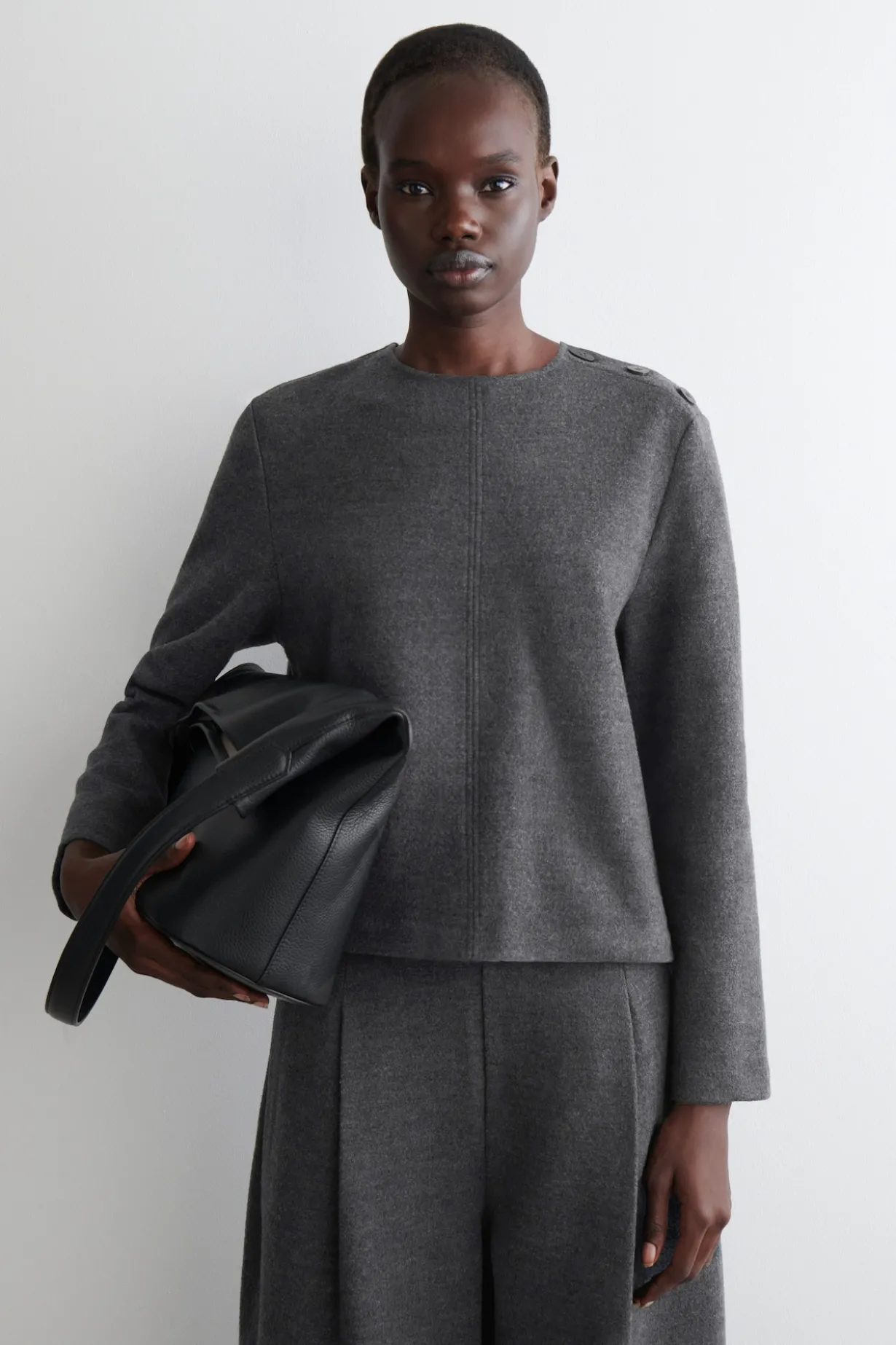 SWEATSHIRT AUS KOCHWOLLE MIT KNOPFDETAILS
