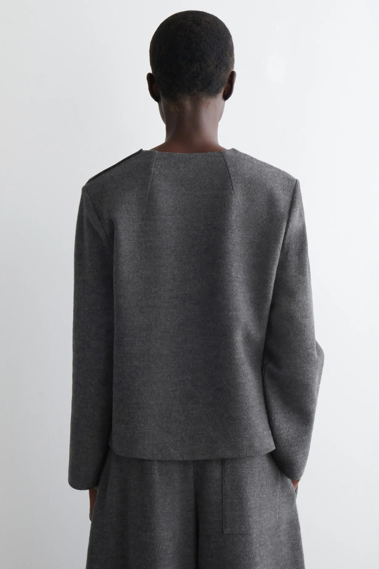 SWEATSHIRT AUS KOCHWOLLE MIT KNOPFDETAILS