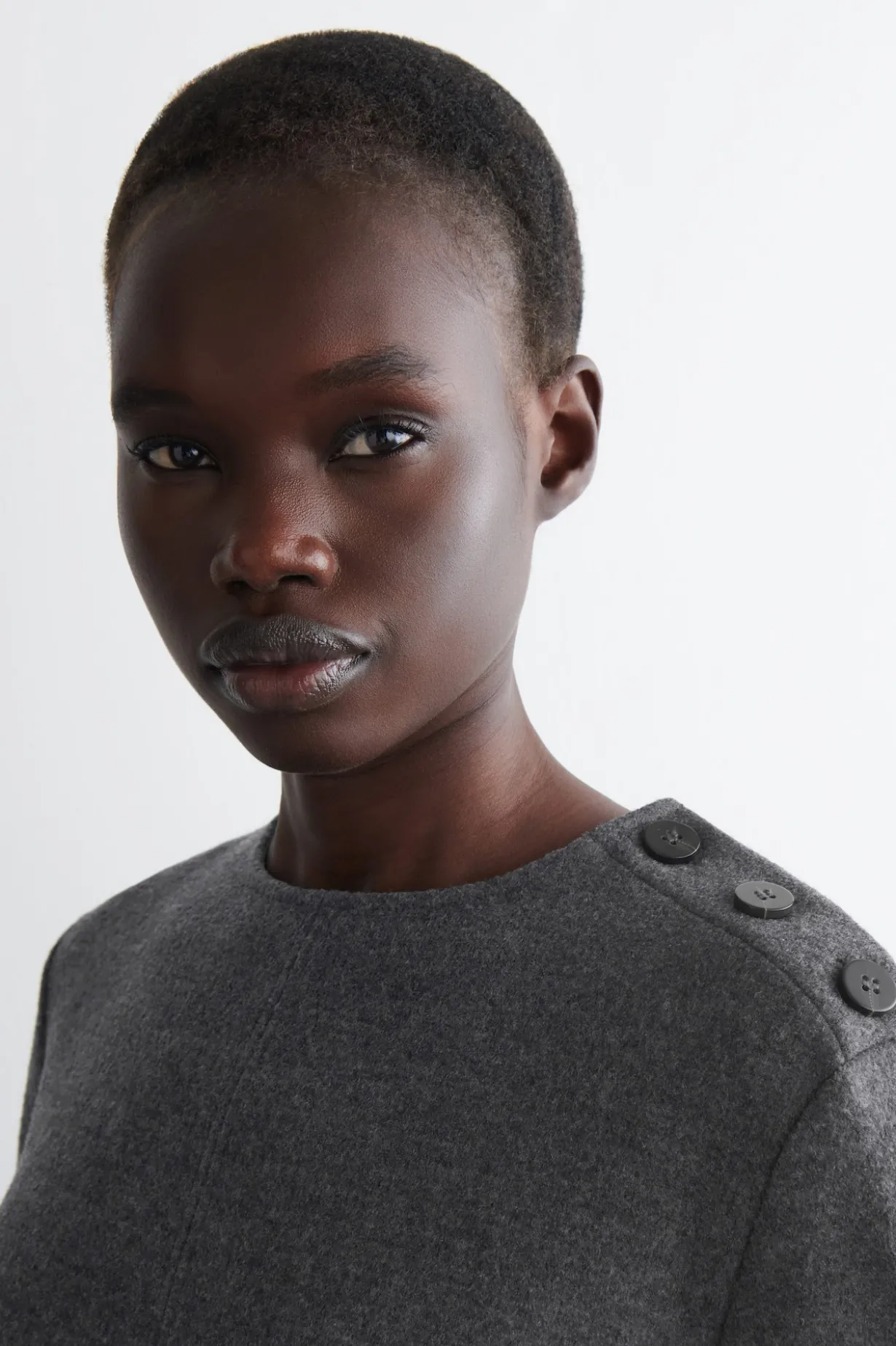 SWEATSHIRT AUS KOCHWOLLE MIT KNOPFDETAILS