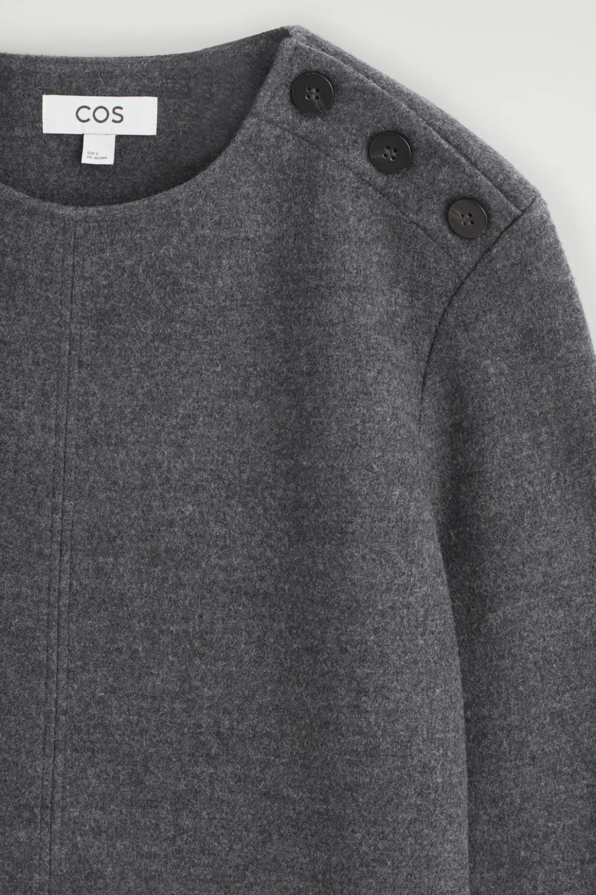 SWEATSHIRT AUS KOCHWOLLE MIT KNOPFDETAILS