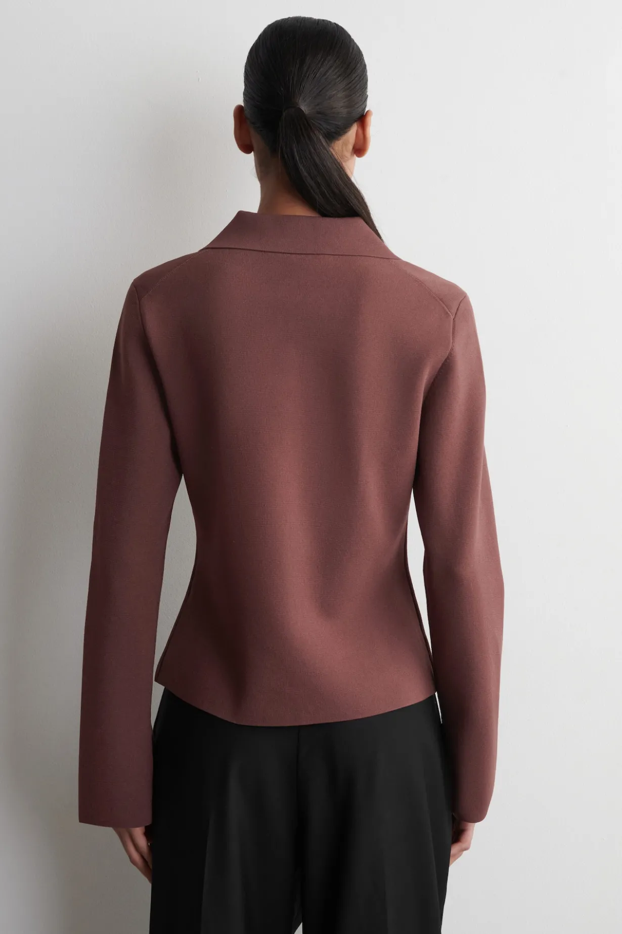 TAILLIERTE STRICKJACKE AUS FEINSTRICK