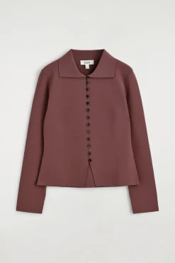 TAILLIERTE STRICKJACKE AUS FEINSTRICK