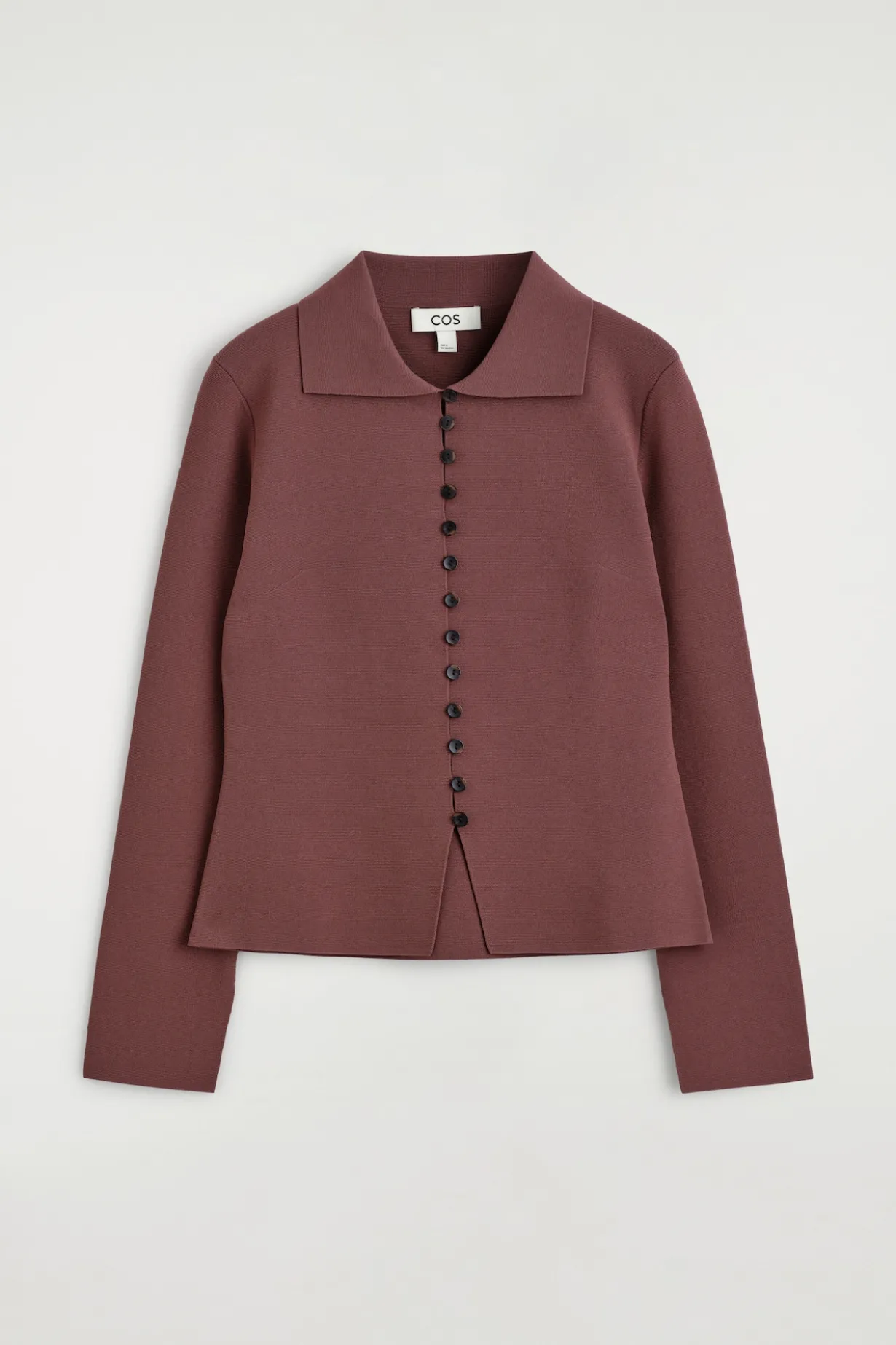 TAILLIERTE STRICKJACKE AUS FEINSTRICK