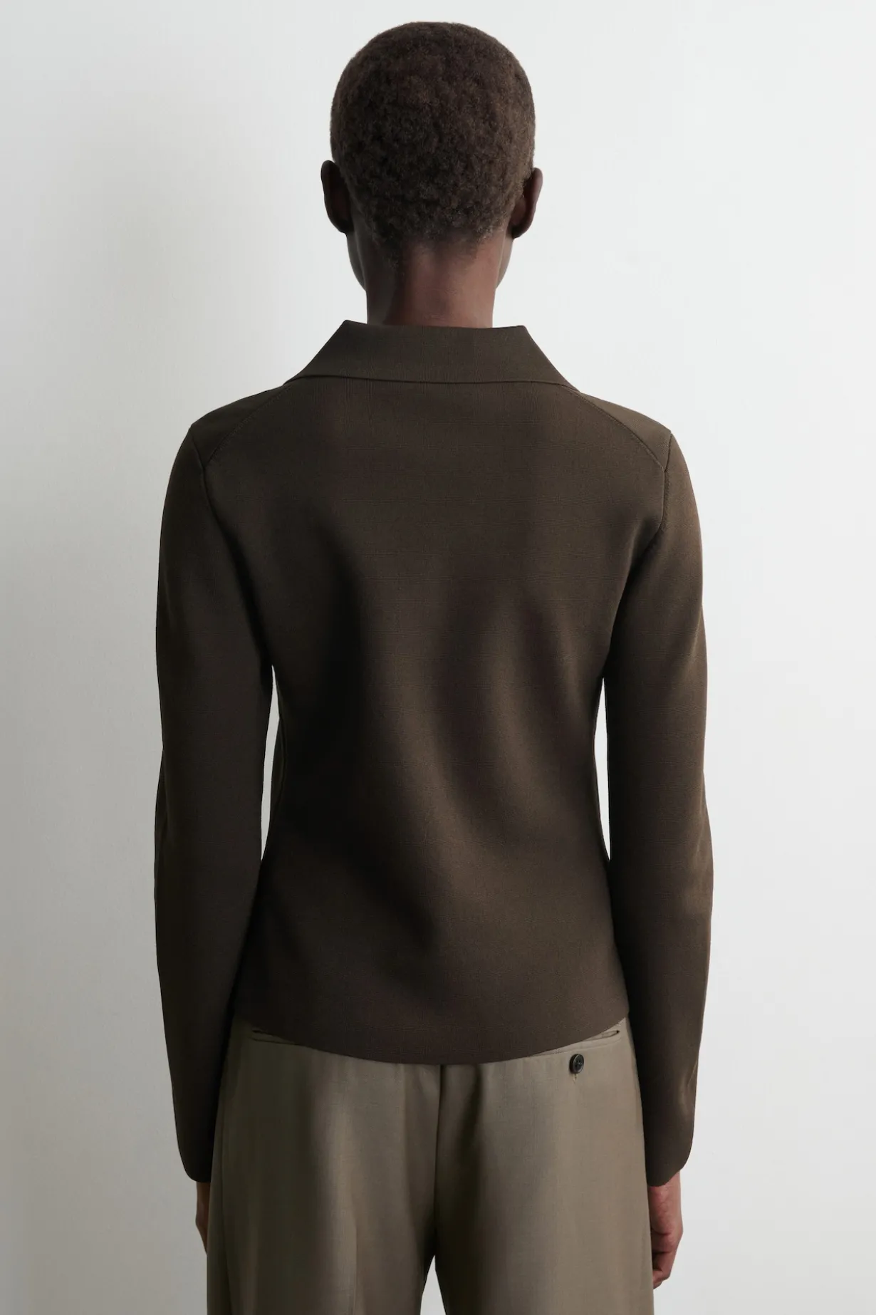 TAILLIERTE STRICKJACKE AUS FEINSTRICK