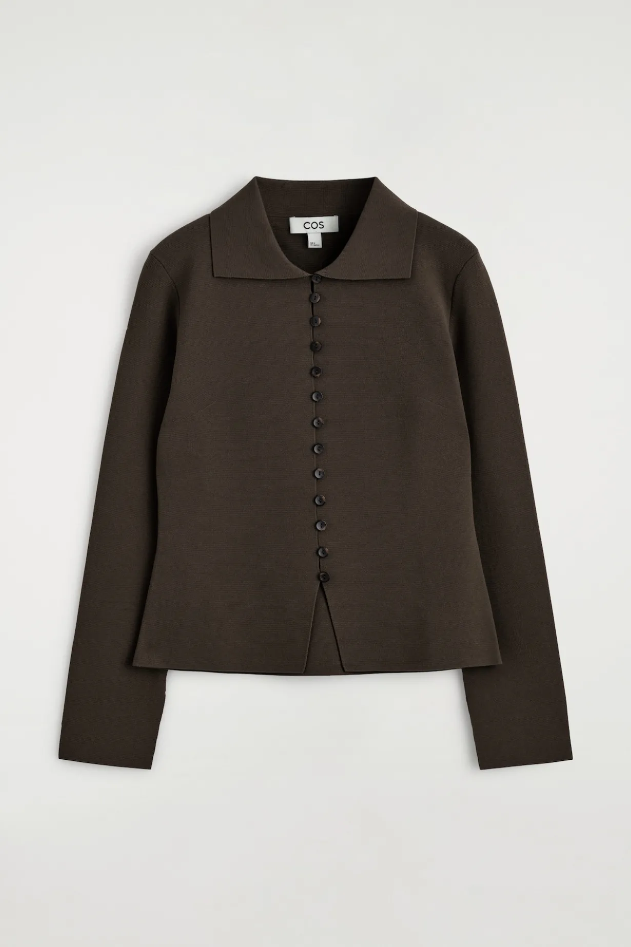 TAILLIERTE STRICKJACKE AUS FEINSTRICK
