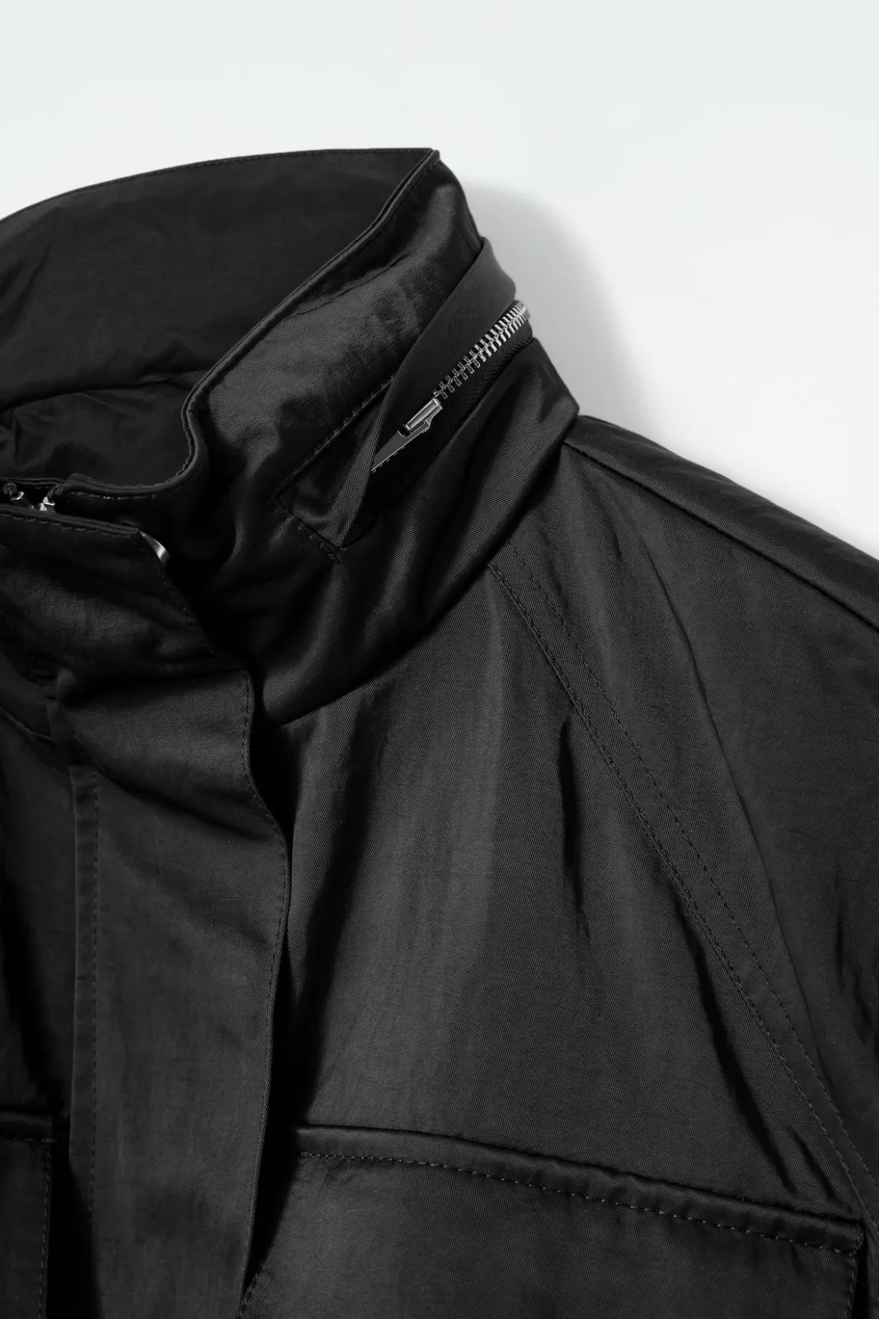 TAILLIERTE UTILITY-JACKE