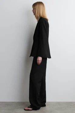 TAILLIERTER BLAZER MIT SCHÖSSCHEN
