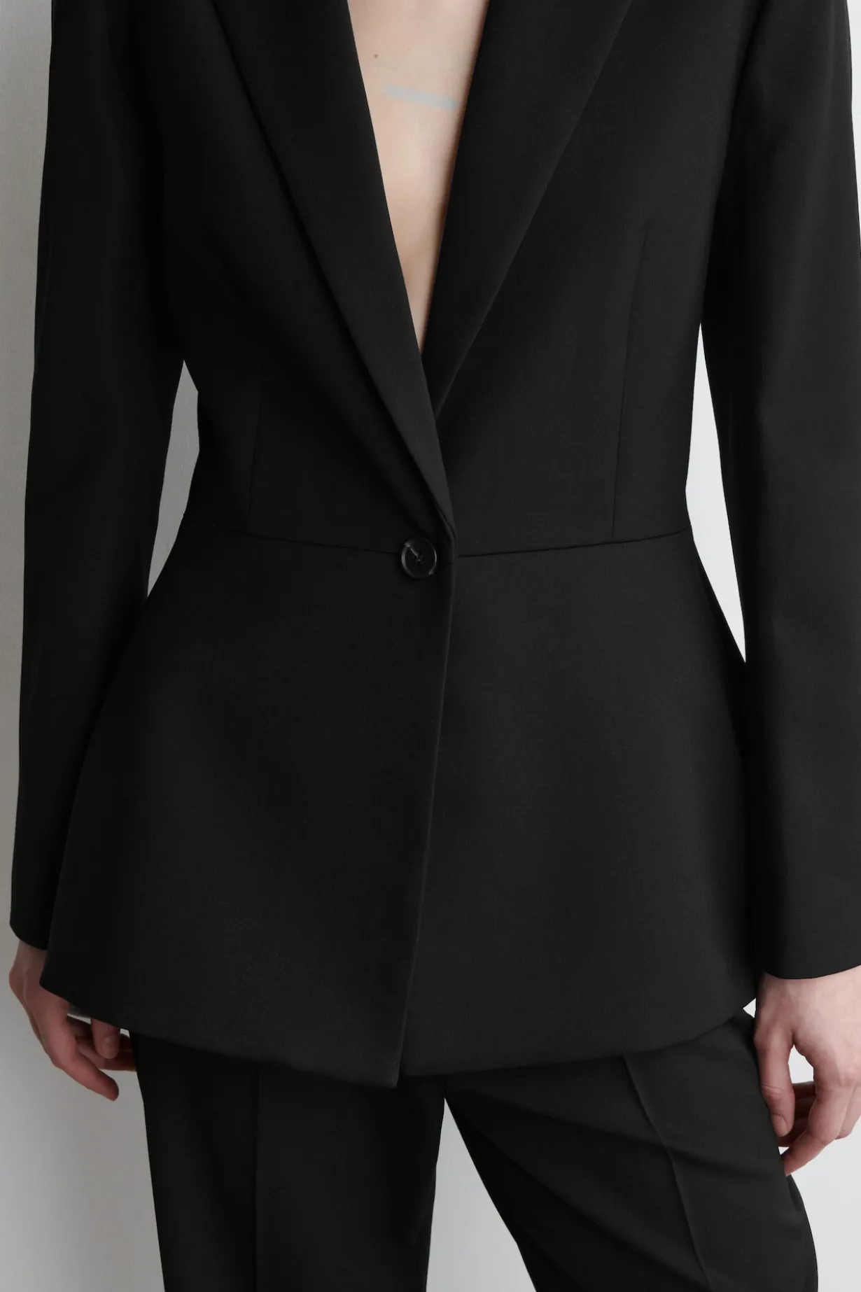 TAILLIERTER BLAZER MIT SCHÖSSCHEN