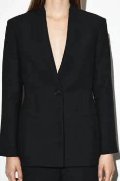 TAILLIERTER KRAGENLOSER BLAZER