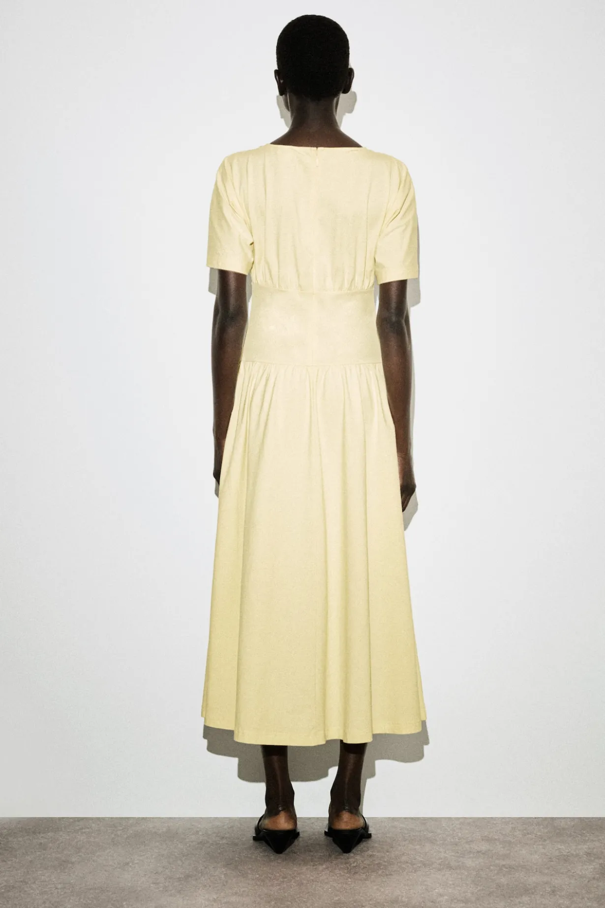 TAILLIERTES MIDIKLEID AUS BAUMWOLLE