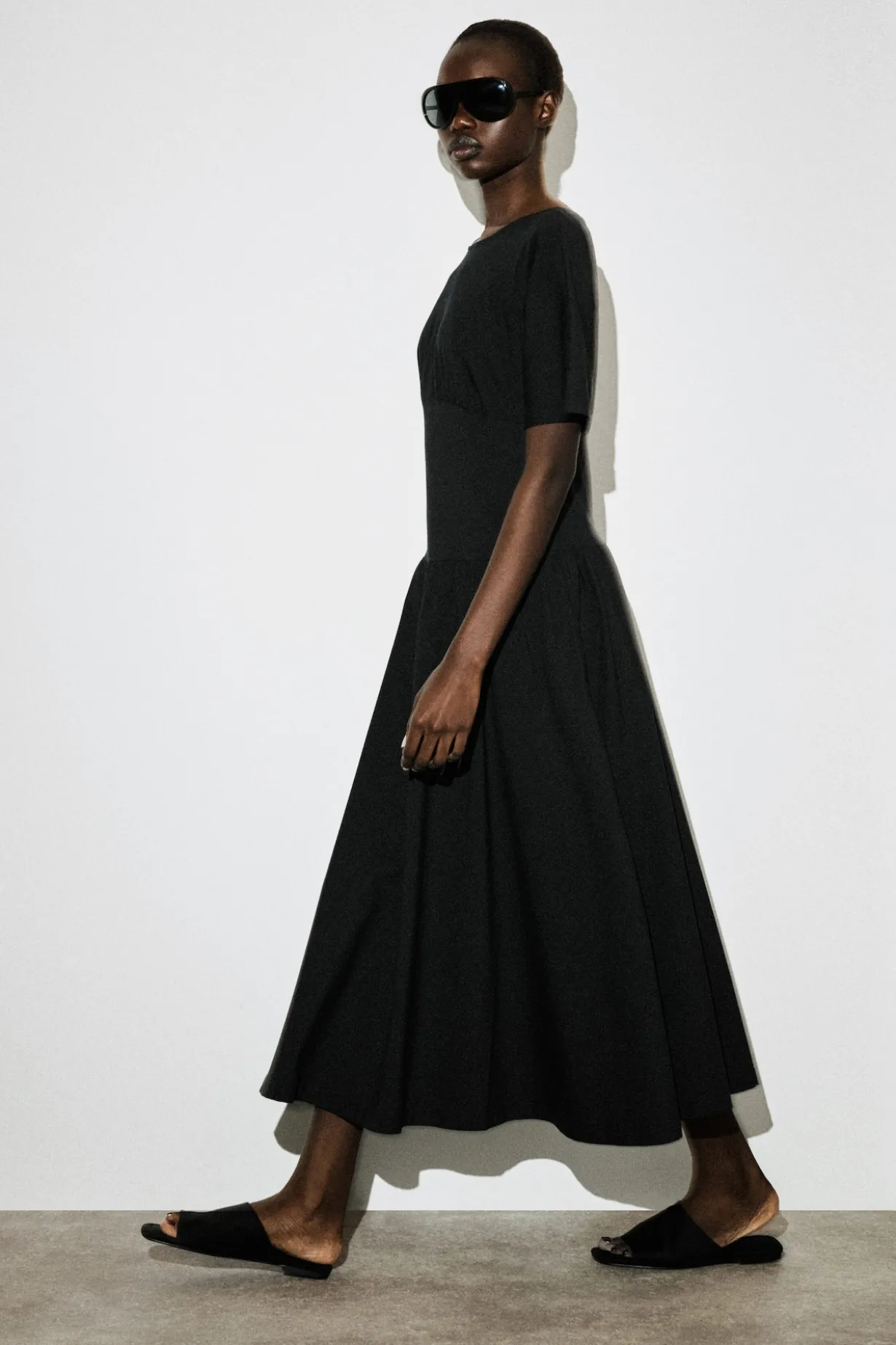 TAILLIERTES MIDIKLEID AUS BAUMWOLLE