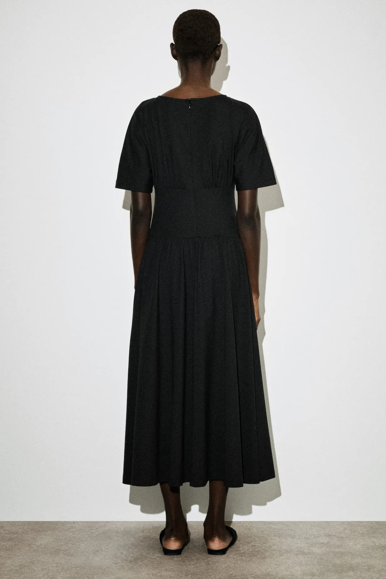 TAILLIERTES MIDIKLEID AUS BAUMWOLLE