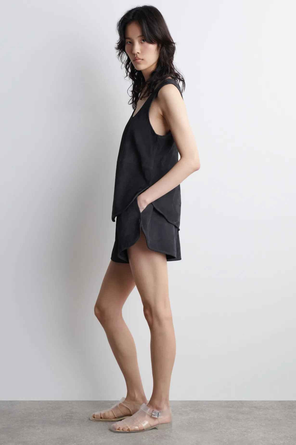 TANKTOP AUS VELOURSLEDER MIT RUNDEM AUSSCHNITT