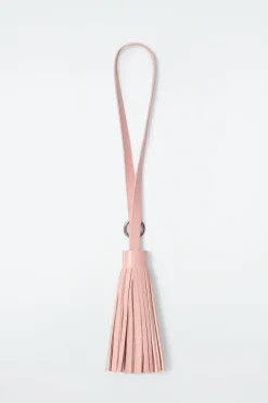 TASCHENANHÄNGER AUS LEDER MIT QUASTE