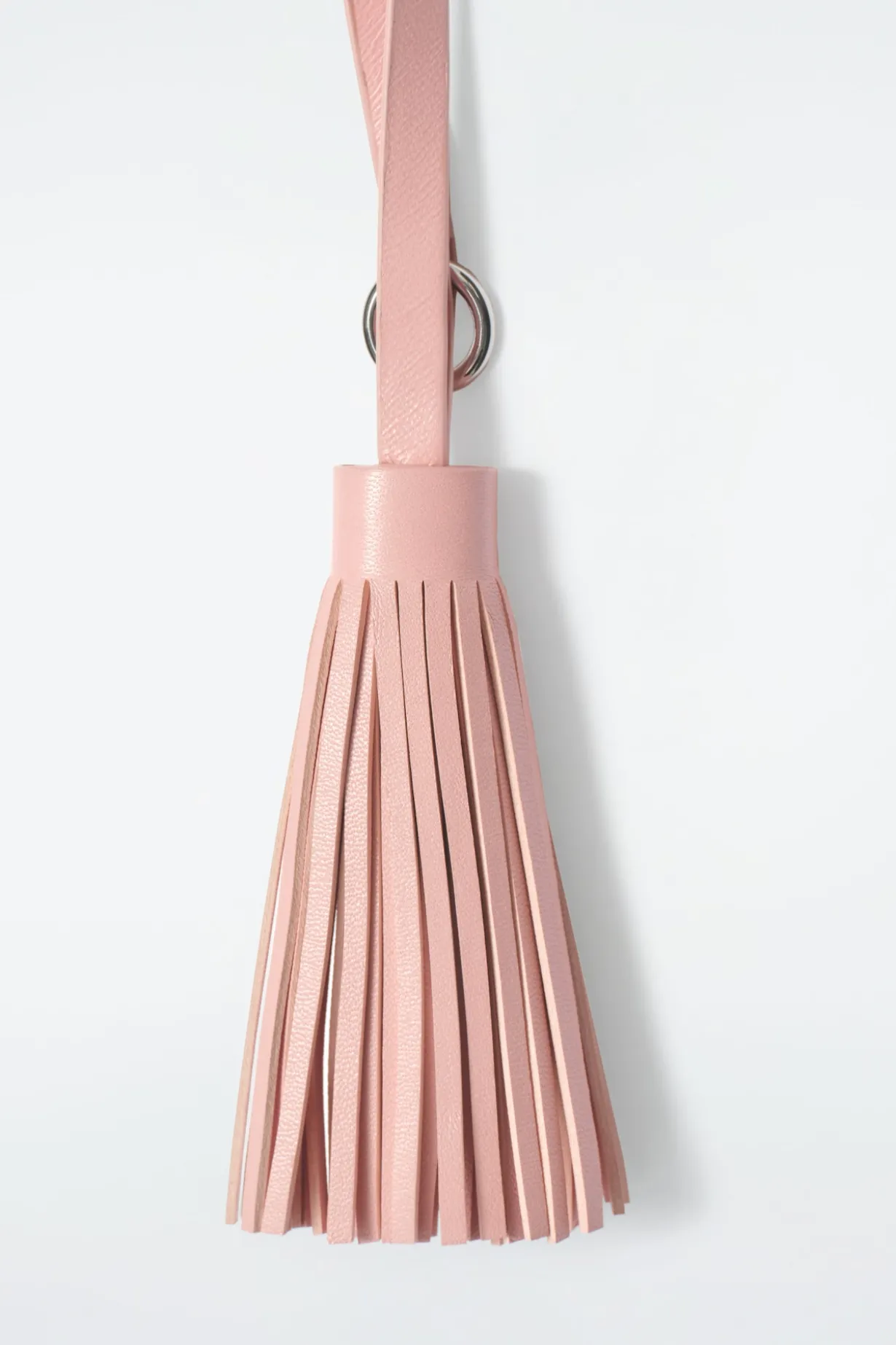 TASCHENANHÄNGER AUS LEDER MIT QUASTE
