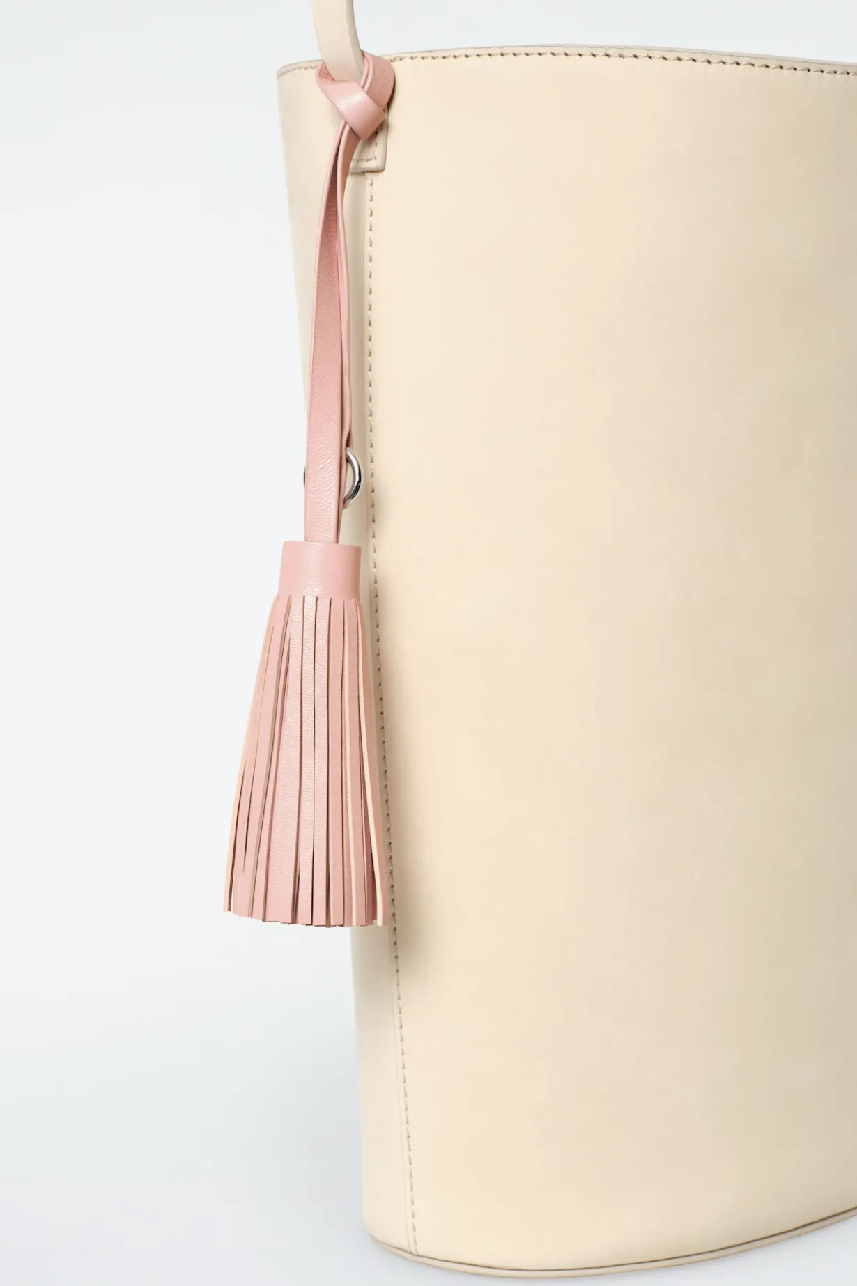 TASCHENANHÄNGER AUS LEDER MIT QUASTE