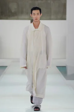 TECHNISCHER TRENCHCOAT AUS DURCHSCHEINENDEM NYLON