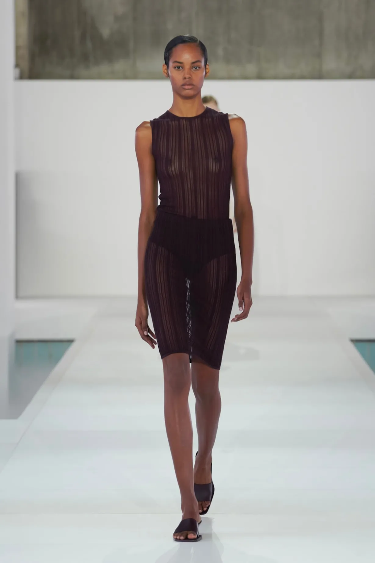 TRANSPARENTER STRICKROCK MIT SPITZENDETAILS