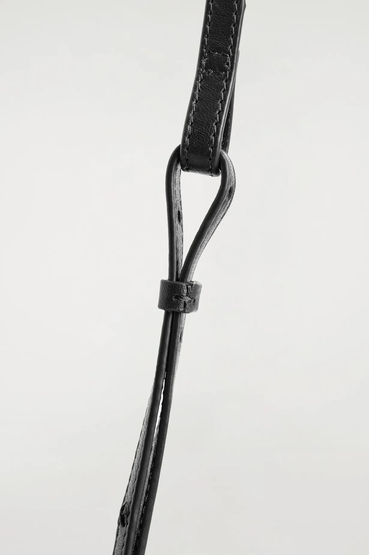 TROVE UMHÄNGETASCHE - LEDER