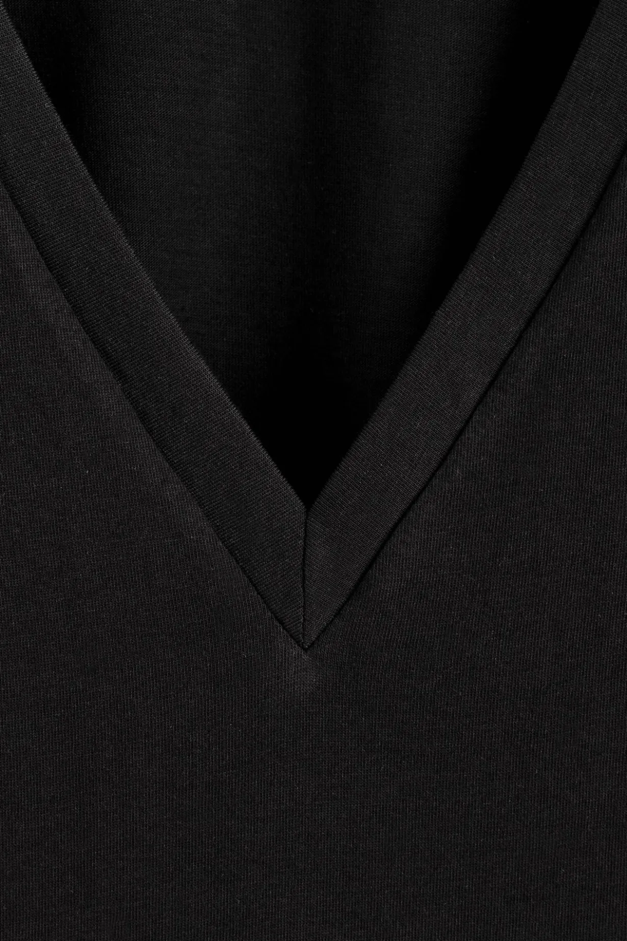 T-SHIRT AUS BAUMWOLLE MIT V-AUSSCHNITT