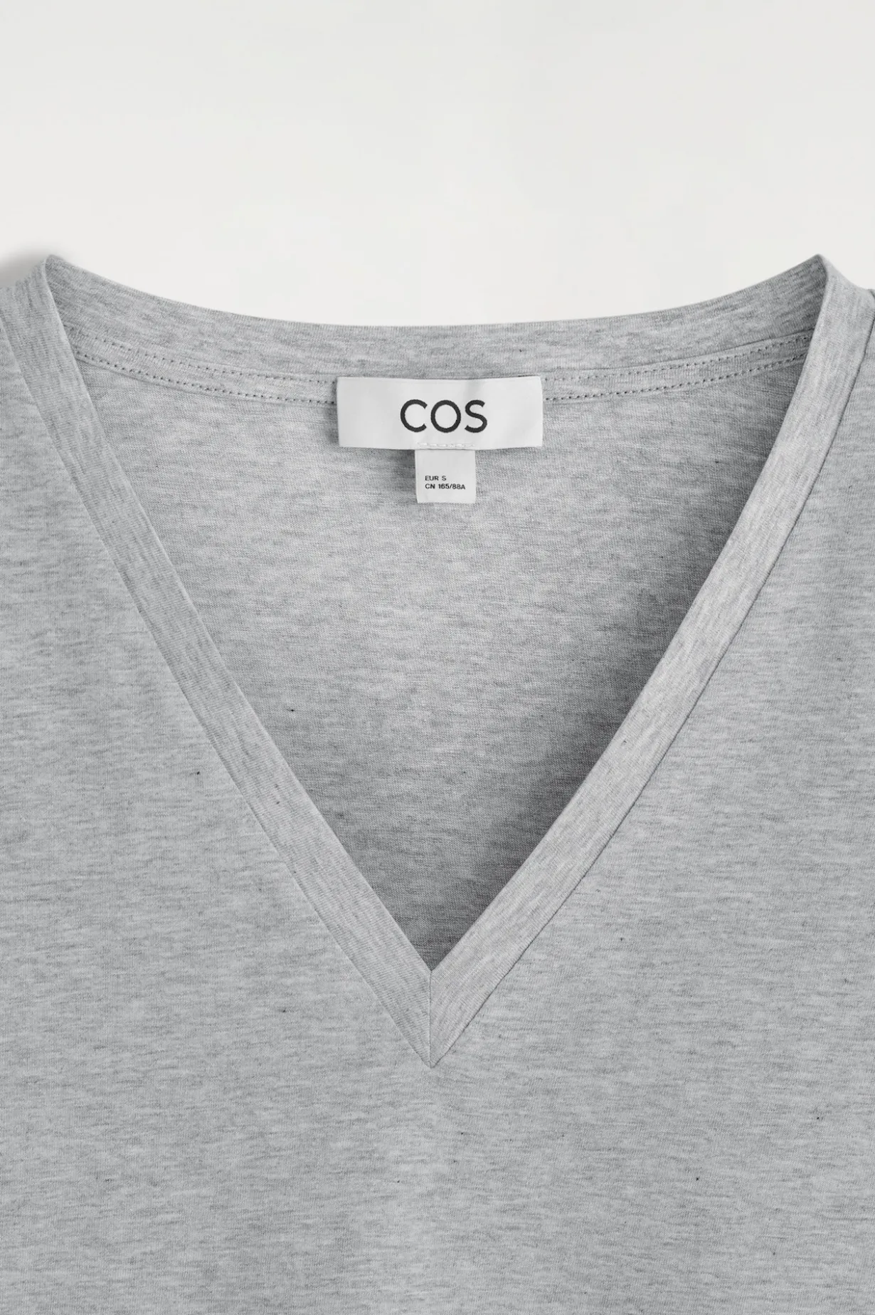 T-SHIRT AUS BAUMWOLLE MIT V-AUSSCHNITT
