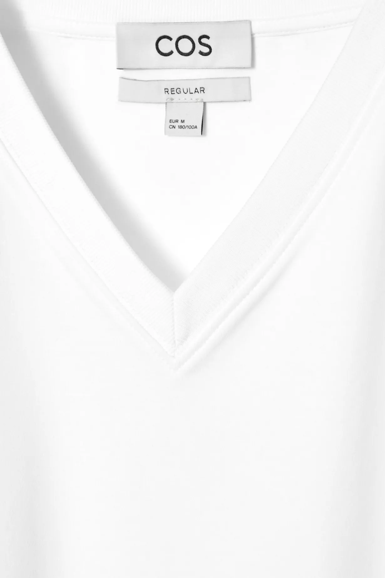 T-SHIRT AUS BAUMWOLLE MIT V-AUSSCHNITT