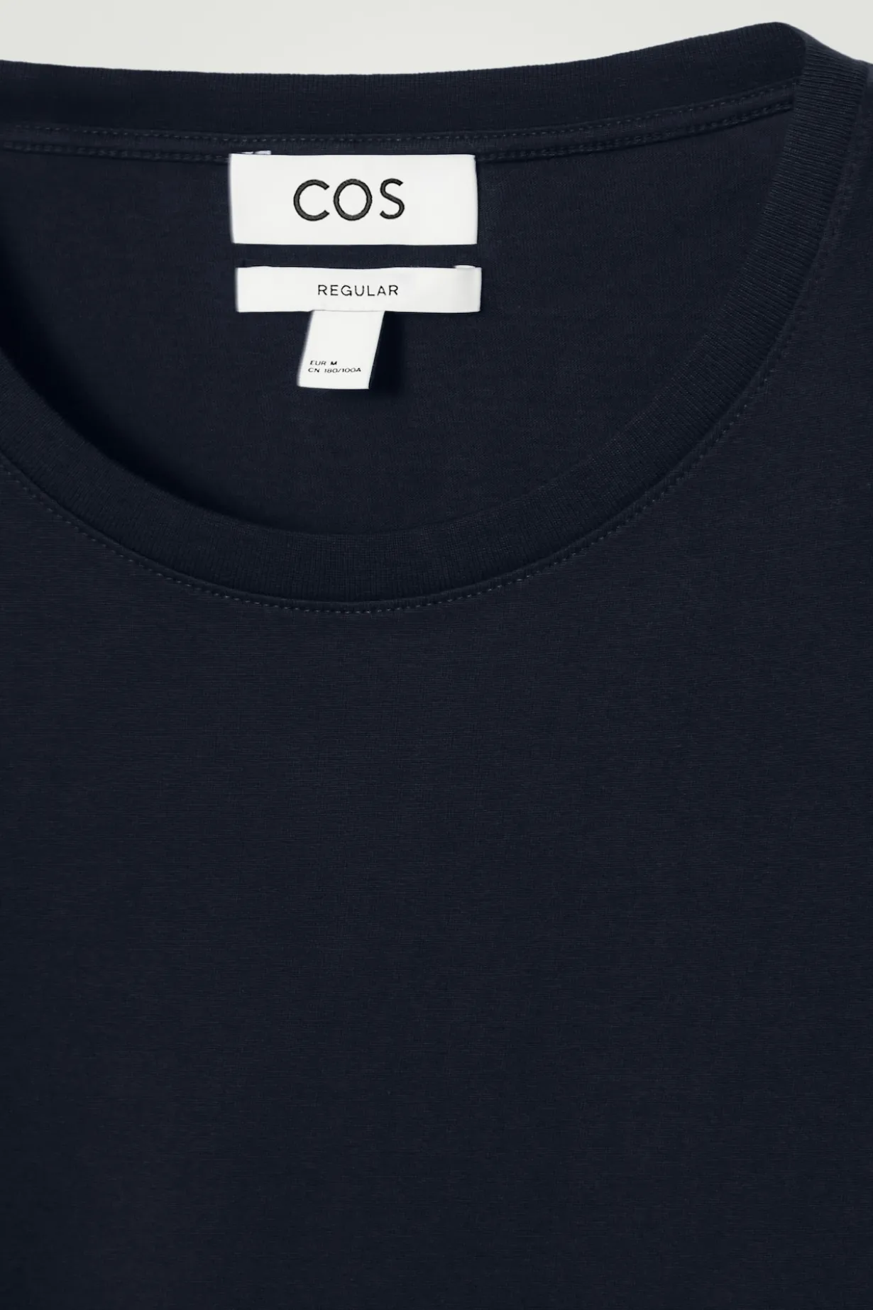 T-SHIRT AUS BAUMWOLLE MIT NORMALER PASSFORM