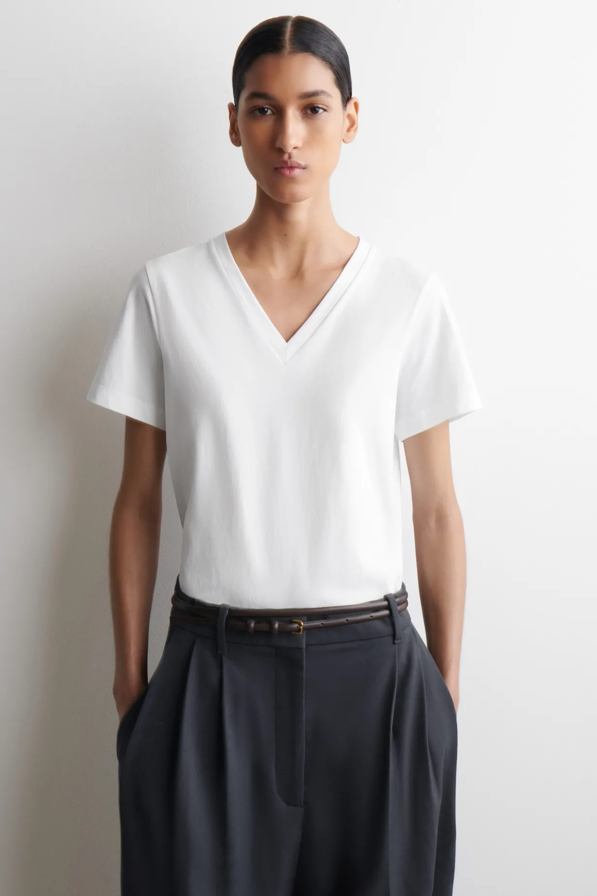 T-SHIRT AUS BAUMWOLLE MIT V-AUSSCHNITT