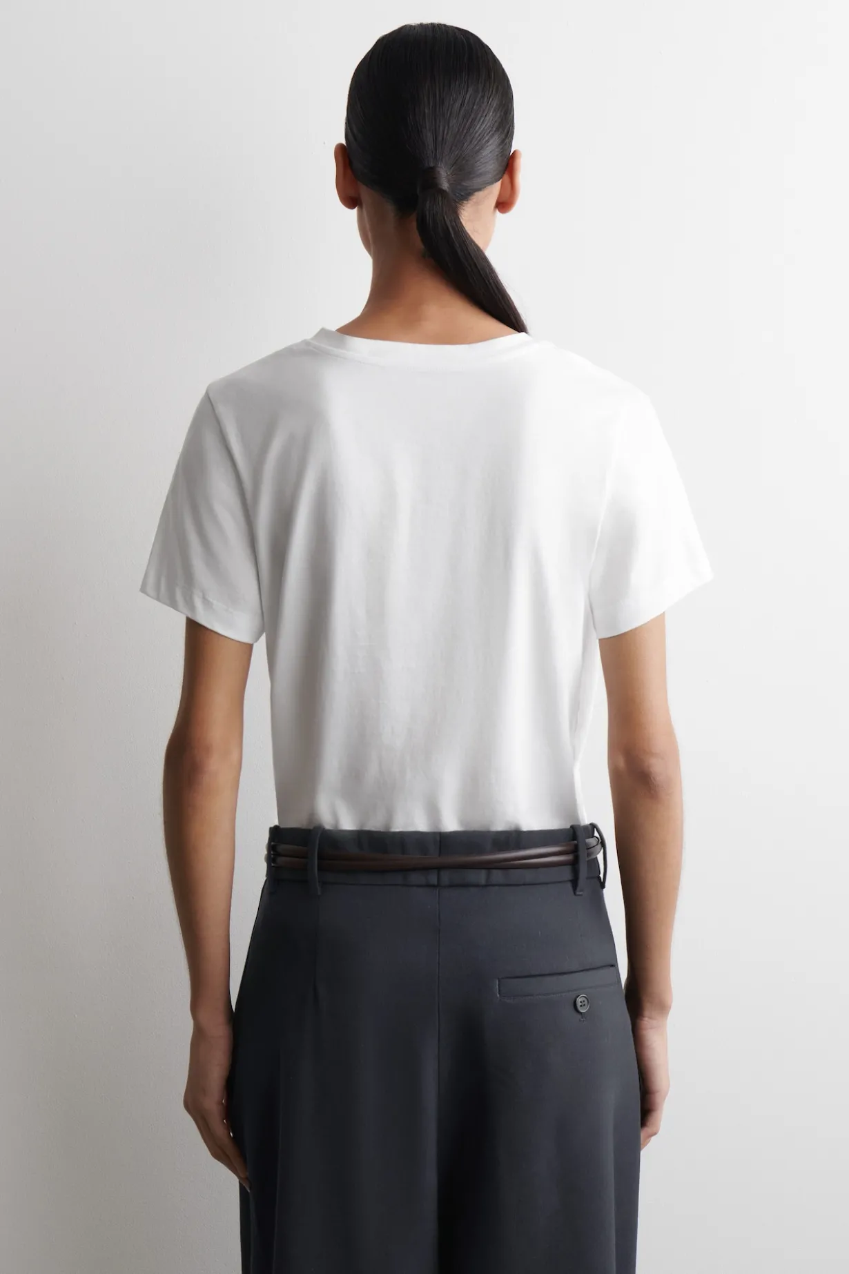 T-SHIRT AUS BAUMWOLLE MIT V-AUSSCHNITT