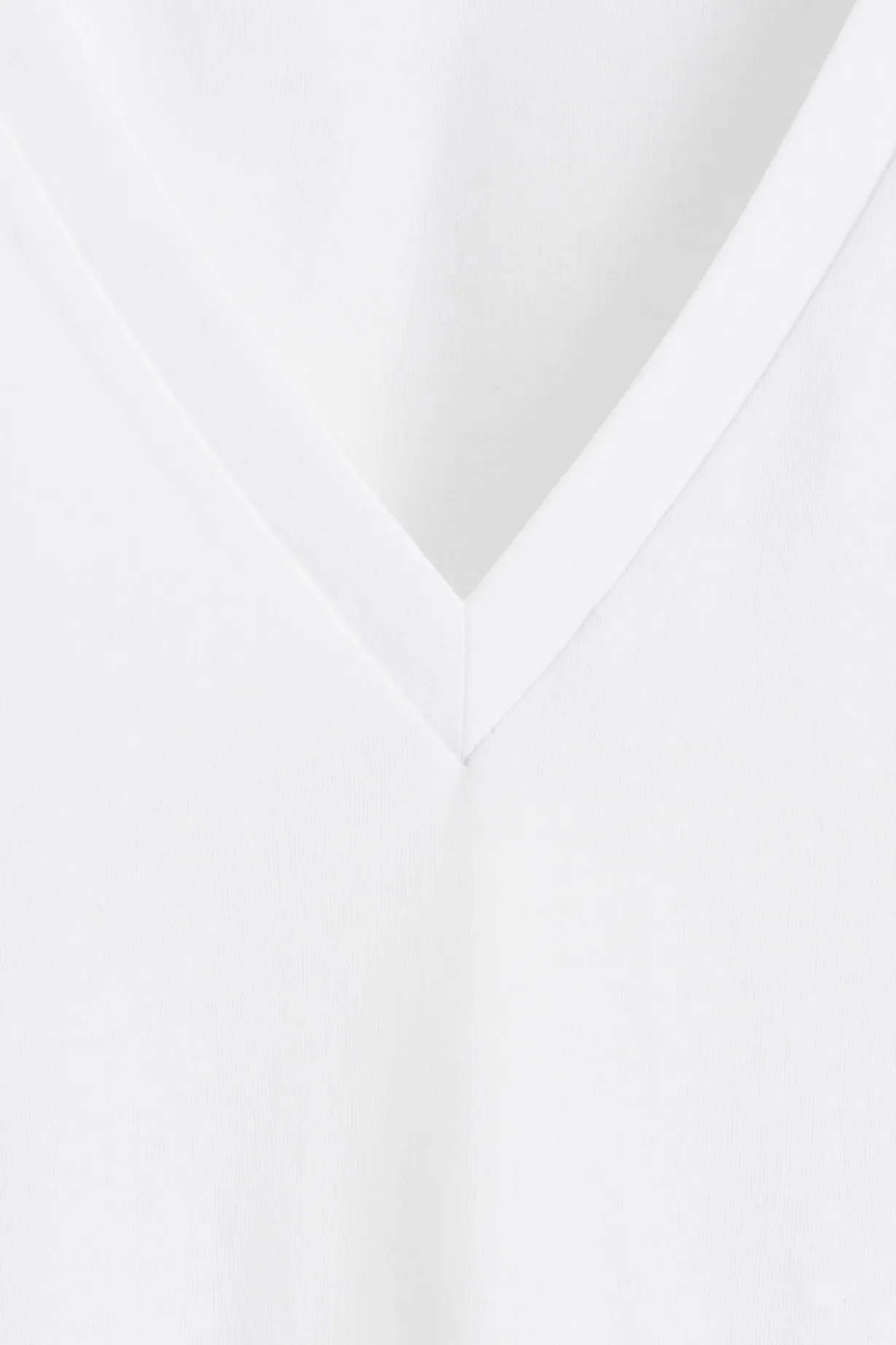 T-SHIRT AUS BAUMWOLLE MIT V-AUSSCHNITT