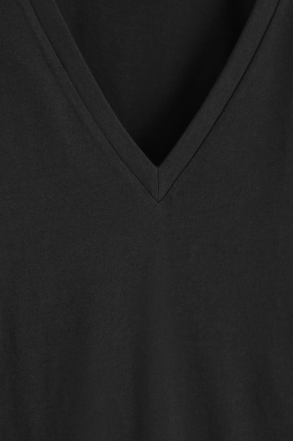 T-SHIRT AUS BAUMWOLLE MIT V-AUSSCHNITT