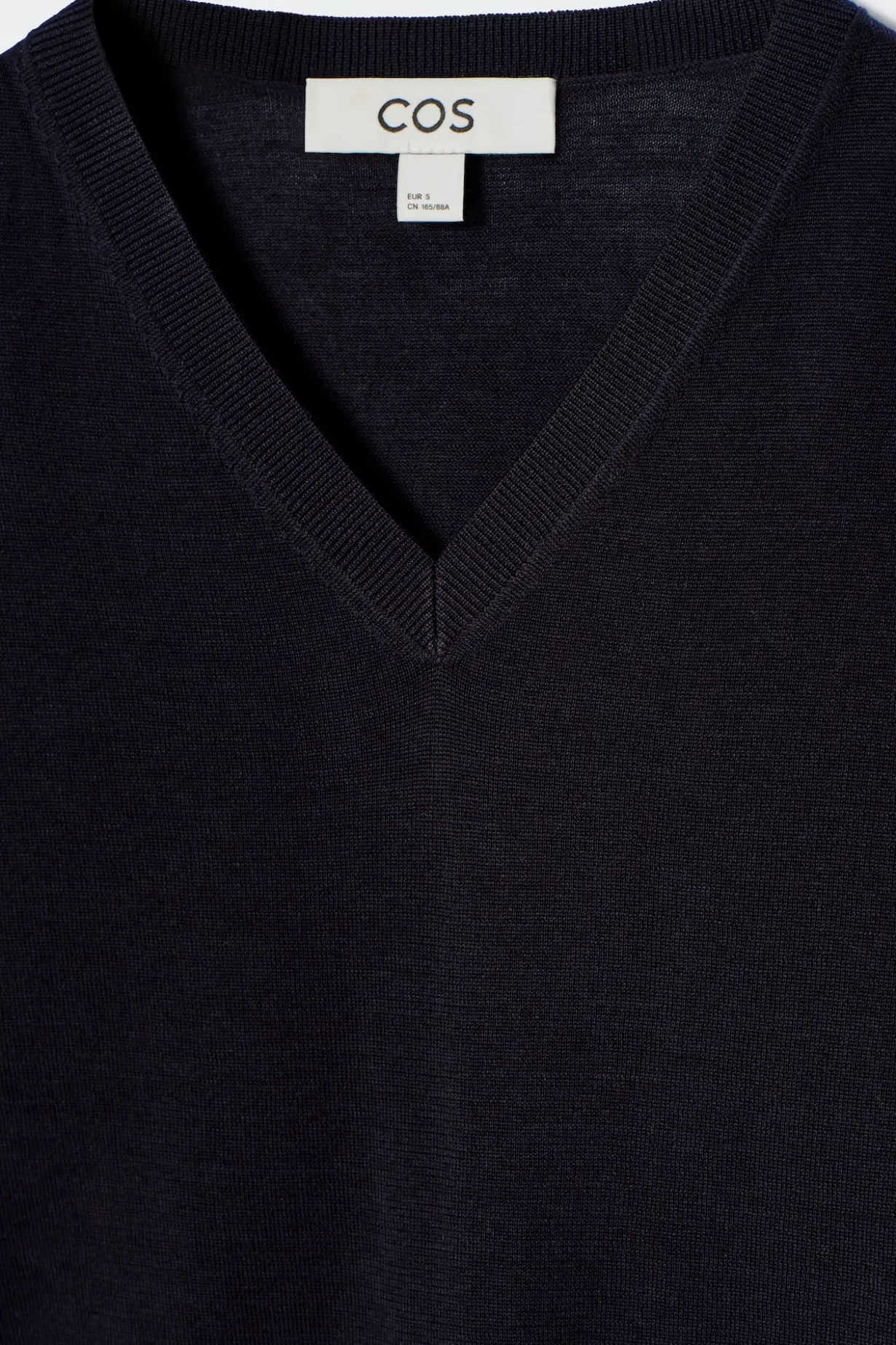 T-SHIRT AUS BAUMWOLLE MIT V-AUSSCHNITT