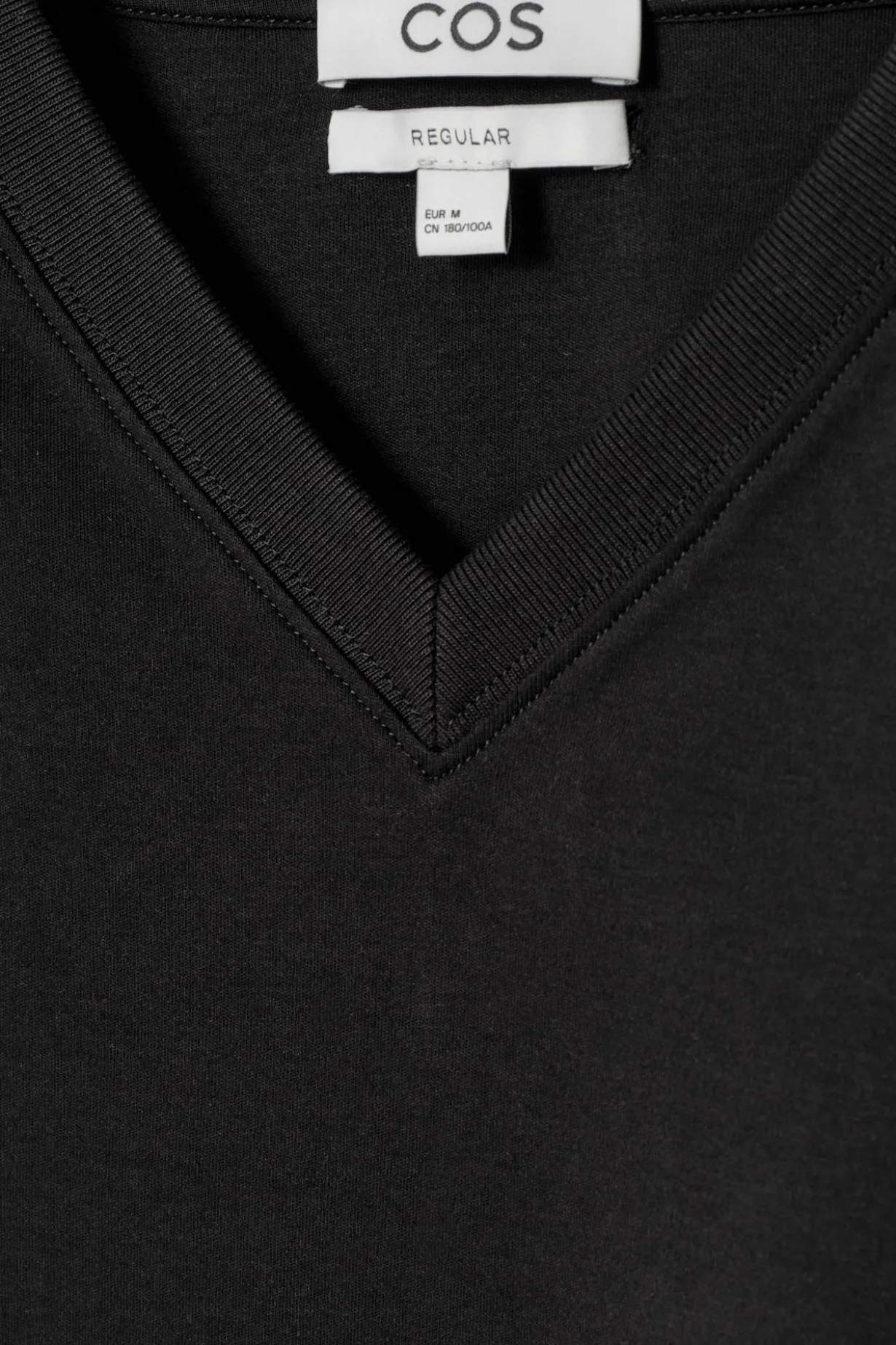 T-SHIRT AUS BAUMWOLLE MIT V-AUSSCHNITT
