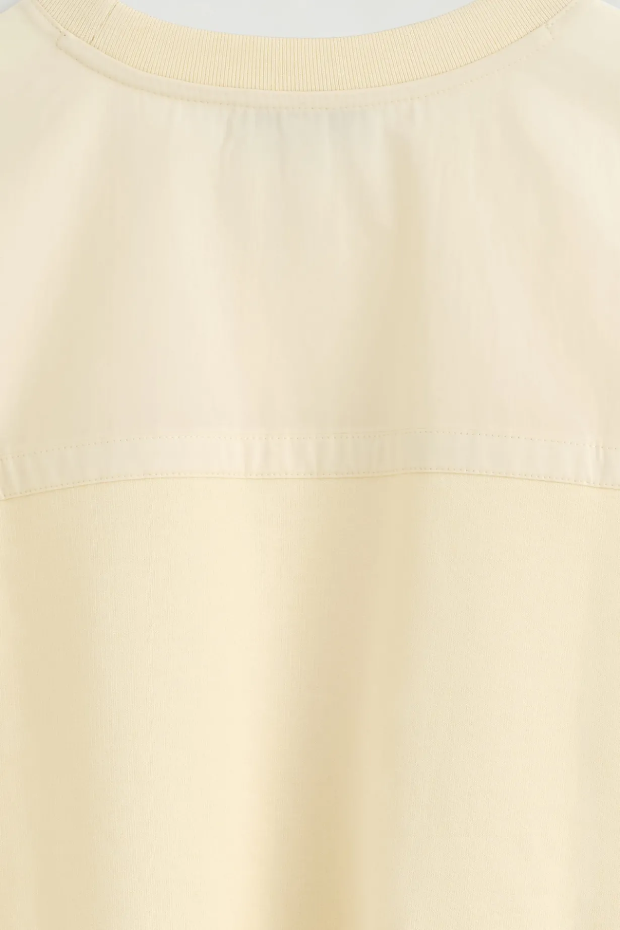 T-SHIRT AUS JERSEY MIT POPELINE