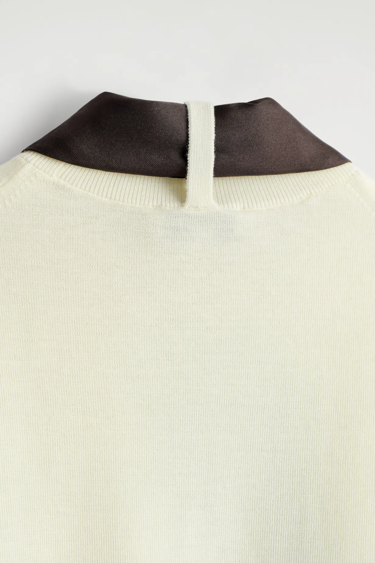 T-SHIRT AUS MERINOWOLLE MIT SCHALDETAIL