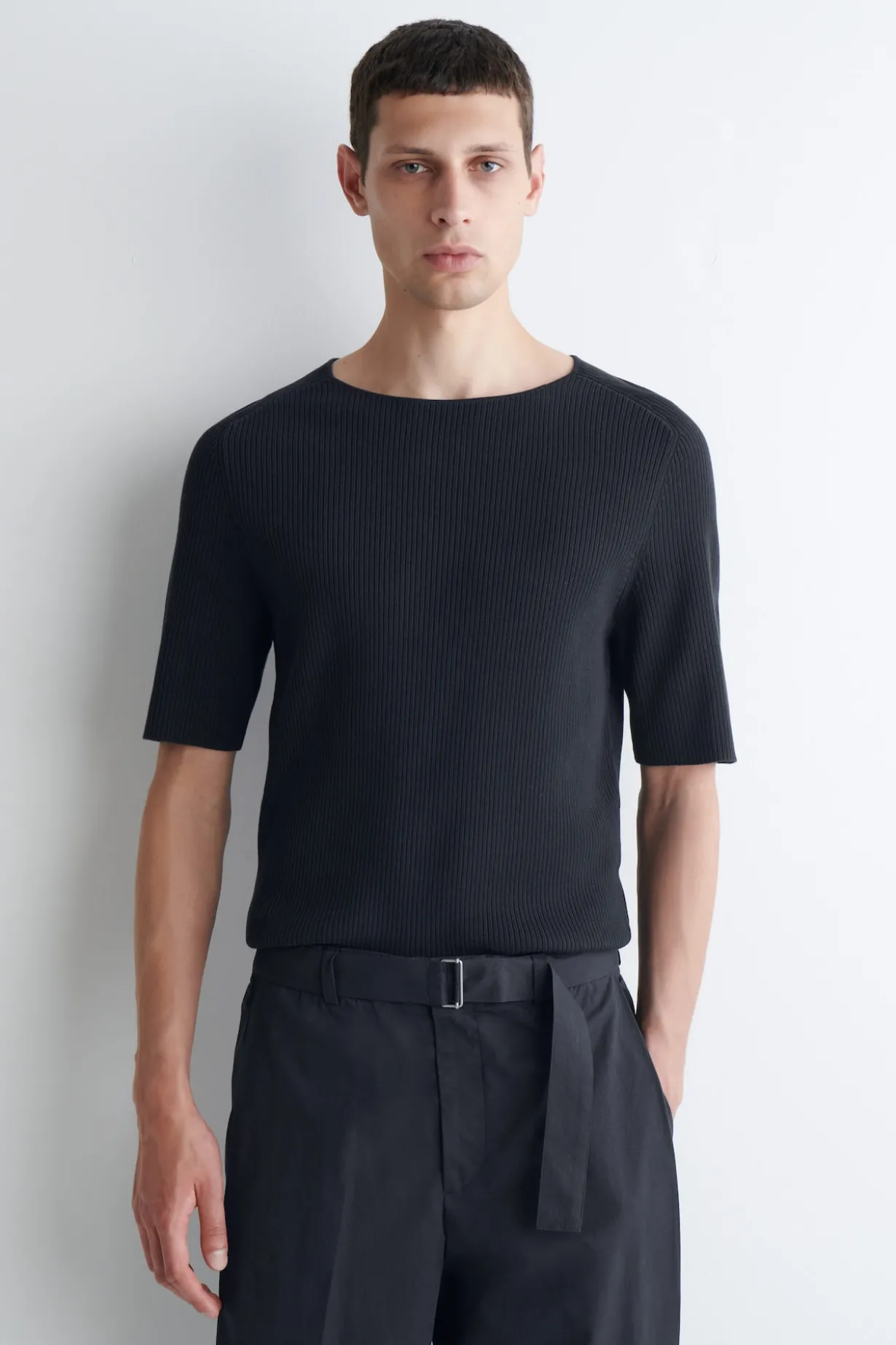 T-SHIRT AUS RIPPSTRICK MIT U-BOOT-AUSSCHNITT