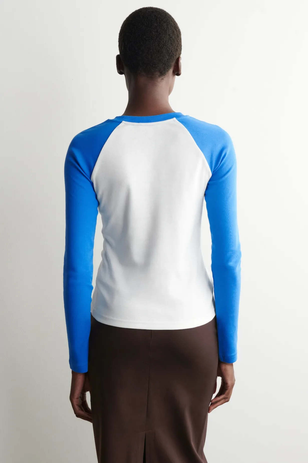 T-SHIRT MIT KONTRASTIERENDEN ÄRMELN