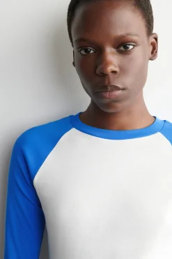T-SHIRT MIT KONTRASTIERENDEN ÄRMELN