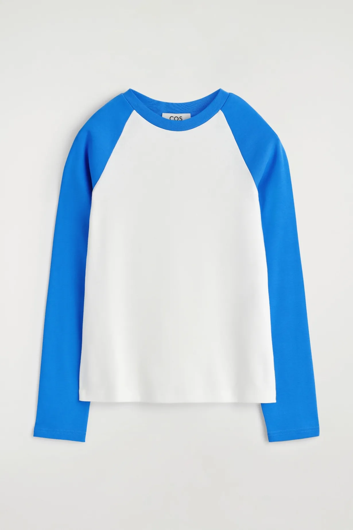 T-SHIRT MIT KONTRASTIERENDEN ÄRMELN